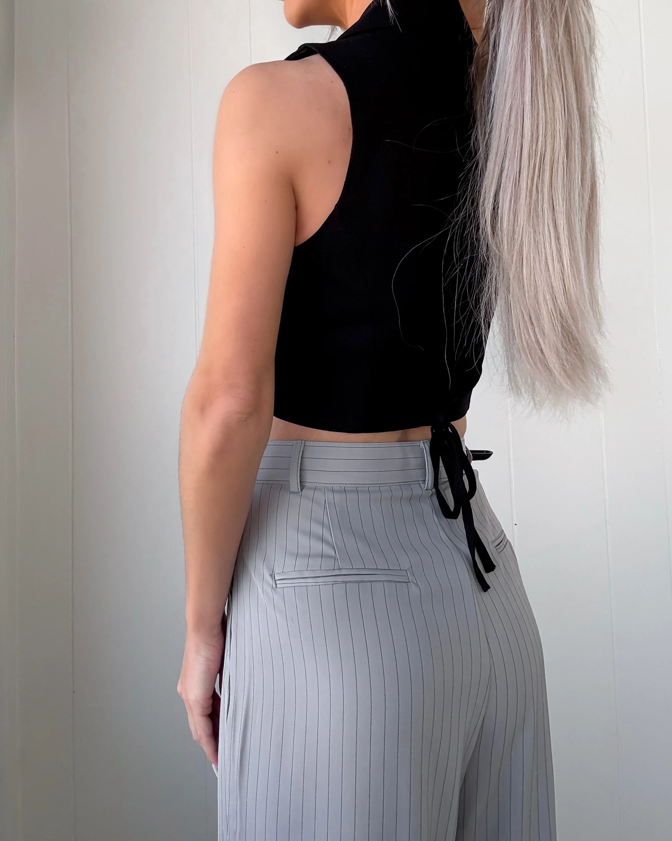 City Sleek Cropped Vest - Black - Image 4